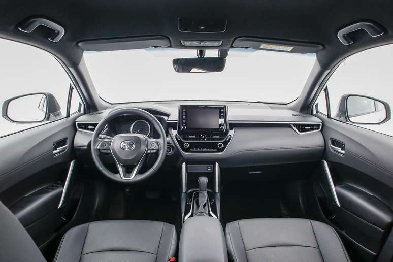 Interior do Toyota Corolla Cross XRE.