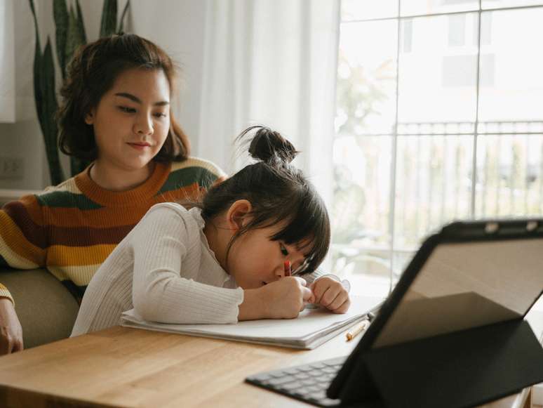 Mãe e filha em aula online