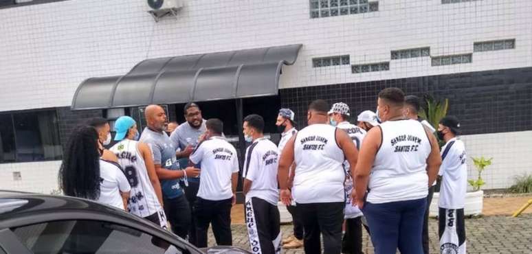 Torcedores do Santos vão ao CT para cobrar diretoria e comissão técnica