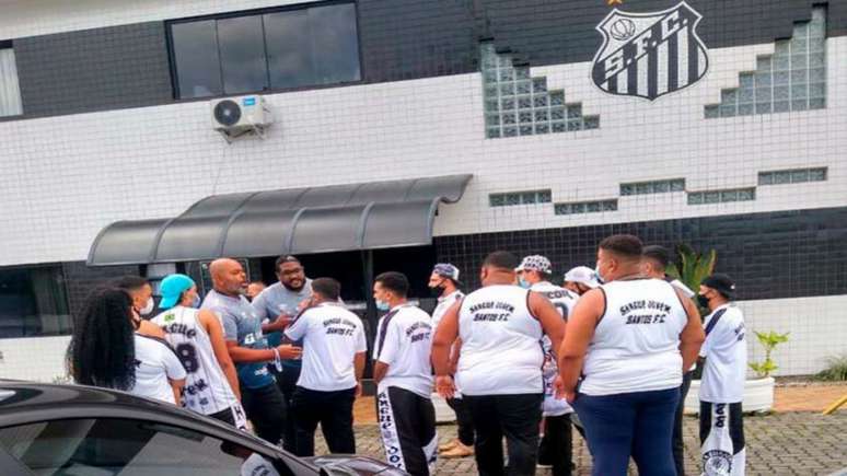 Grupo de torcedores do Santos foi até o CT Rei Pelé nesta segunda (Foto: Reprodução)