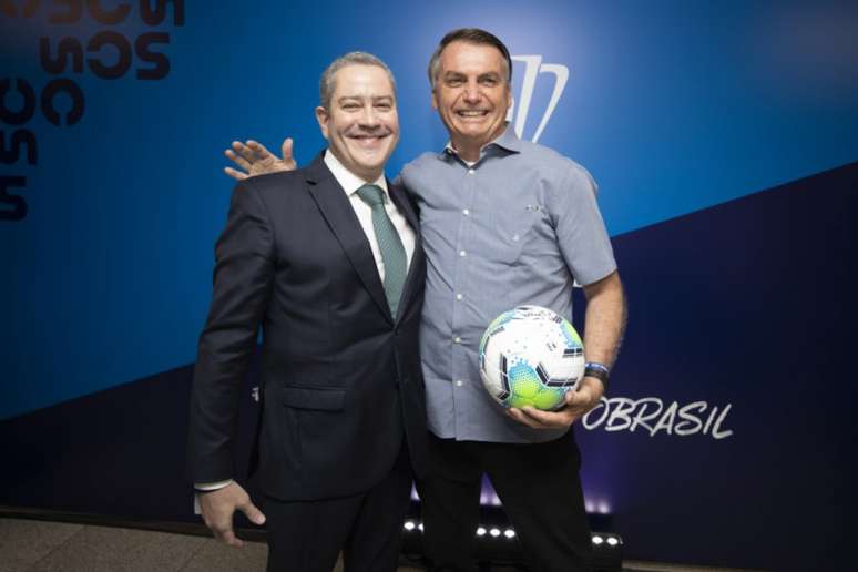 Rogério Caboclo e Jair Bolsonaro posam juntos em evento da CBF (Foto: Lucas Figueiredo/CBF)