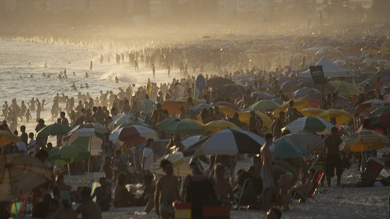No verão, muitos brasileiros viajaram e foram às praias, que registraram cenas de intensa aglomeração