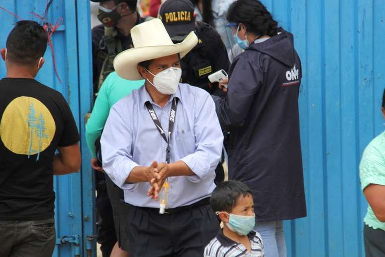 Pedro Castillo do lado de fora de local de votação em Cajamarca, no Peru
11/04/2021
Vidal Tarqui/ANDINA/Divulgação via REUTERS