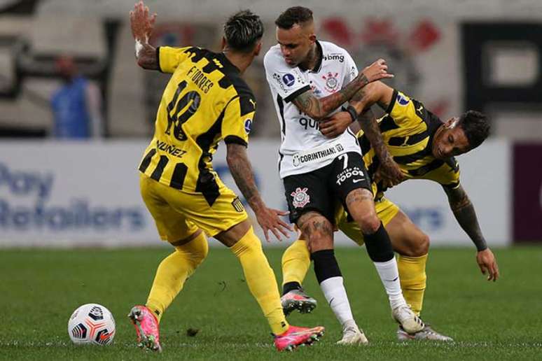 Corinthians foi derrotado em casa pelo Peñarol (Foto: Alexandre Schneider / AFP / POOL)