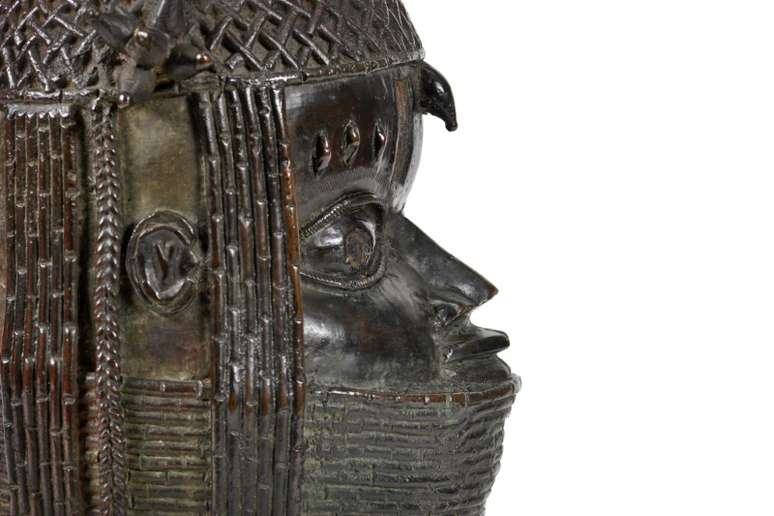 FOTO DE ARQUIVO. Peça revestida em bronze representando o obá de Benin, em Aberdeen, Escócia
Mar 2021. Universidade de Aberdeen/Handout via REUTERS. 