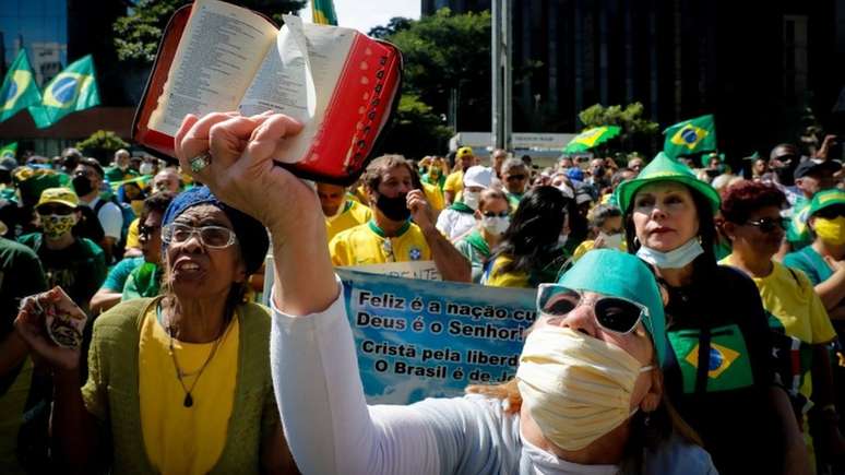 Em São Paulo, muitos manifestantes estavam sem máscara e promovendo aglomerações em atos