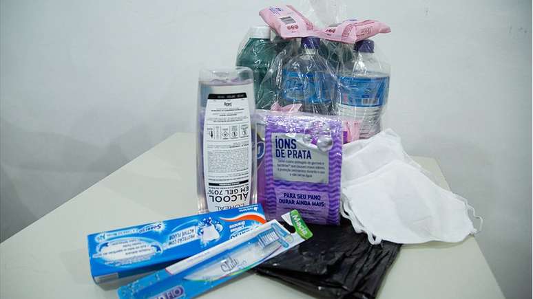 Pessoas no programa de isolamento recebem kit com produtos de limpeza, máscaras e álcool em gel