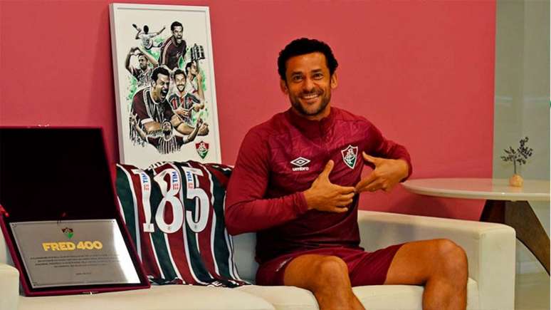 Fred ao lado da camisa comemorativa aos 185 gols pelo Fluminense Mailson Santana/FFC