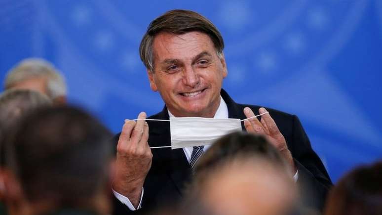 Aliado de Bolsonaro, senador diz que presidente não pode ser condenado por não usar máscara