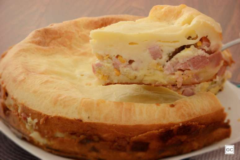 Guia da Cozinha - Torta de pão de queijo com frios: receita fácil para o lanche da tarde