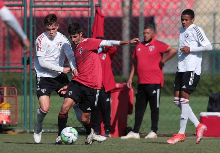 Equipes da base do São Paulo fizeram treino coletivo neste sábado em Cotia (Foto: Rubens Chiri/saopaulofc.net)