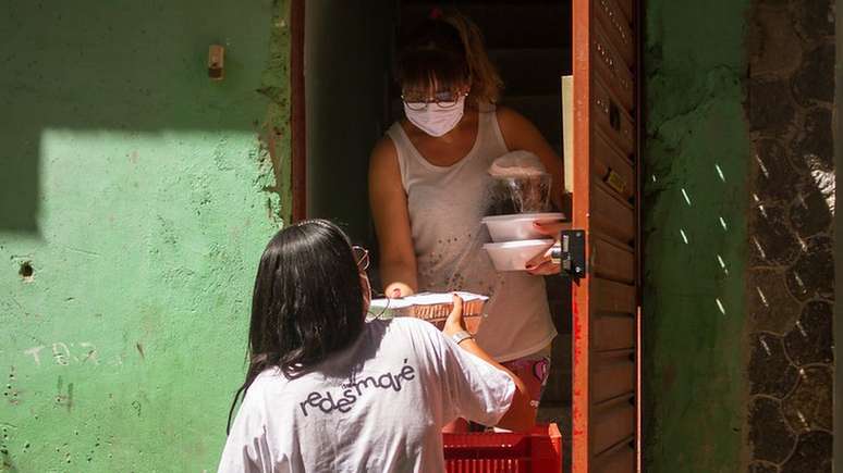 Volutários do Conexão Saúde, a maioria moradores da favela, entregam alimentos diariamente para quem está se isolando em casa