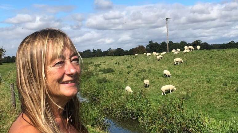 Ela gosta de vivenciar a natureza sem as amarras das roupas
