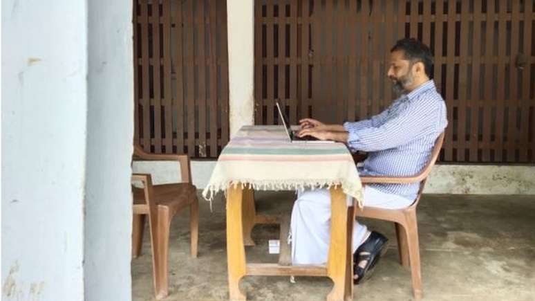 Sridhar explica que a tecnologia permitiu que ele trabalhasse da aldeia remota