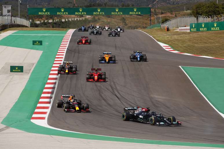 Lewis Hamilton passa Verstappen em manobra decisiva em Portimão 