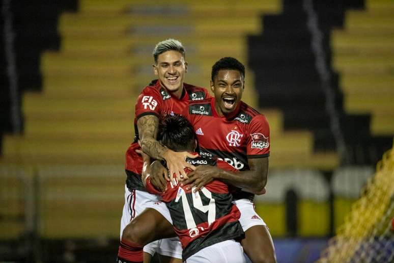 Michael, de costas, comemora com Pedro e Vitinho um dos gols do Flamengo (Foto: Alexandre Vidal/Flamengo)