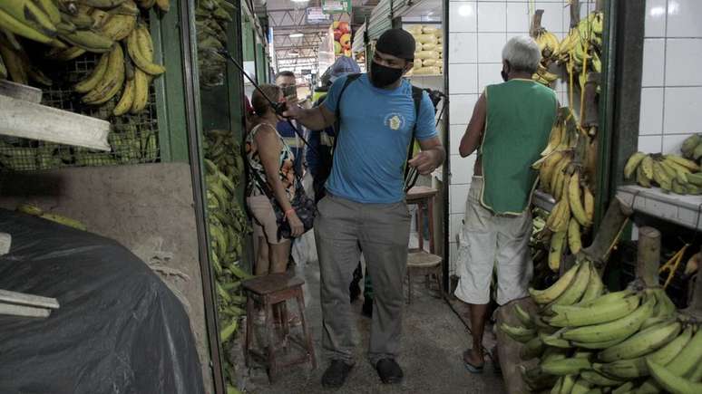 Mais pobres não tiveram opção além de seguir a vida como era possível, apesar da pandemia