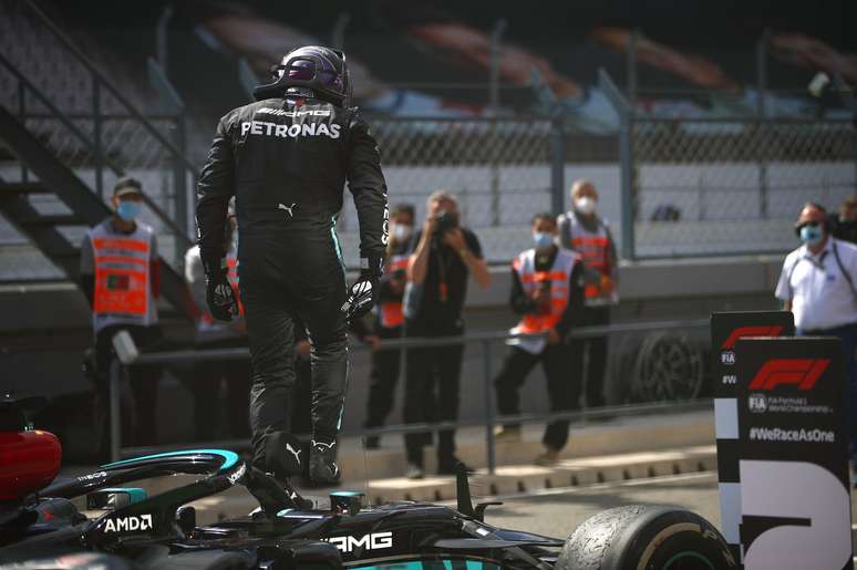Lewis Hamilton salta do carro após grande vitória em Portugal 