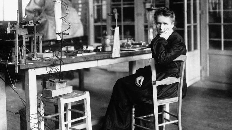 Marie Curie foi a primeira pessoa a receber dois prêmios Nobel em áreas distintas, física e química, em 1903 e 1911, respectivamente