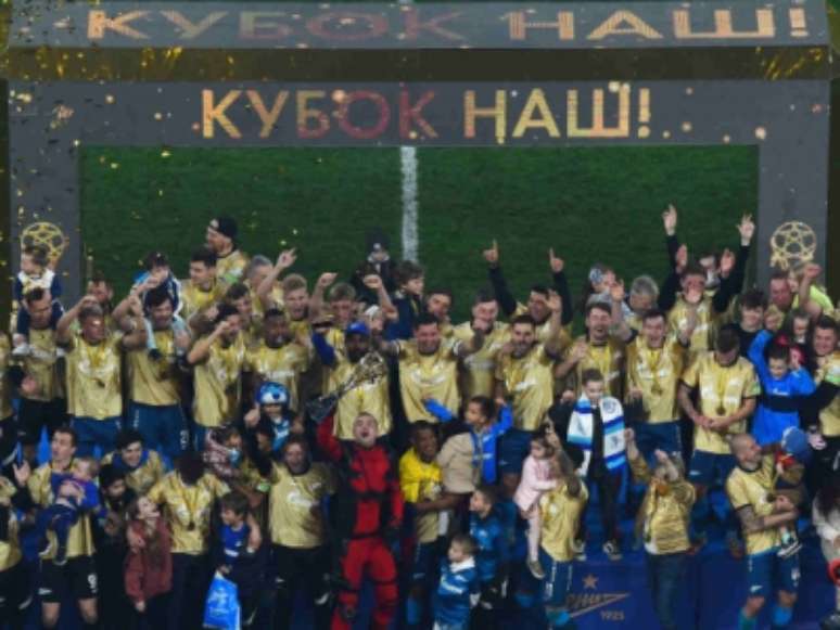 Zenit vence o Campeonato Russo e Dzyuba recebe a medalha vestido