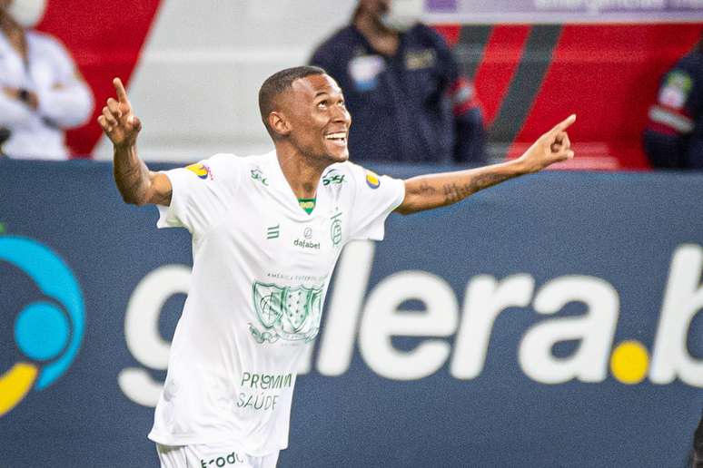 Ademir faz o 2º gol do América-MG em disputa contra o Cruzeiro (2/05/2021)