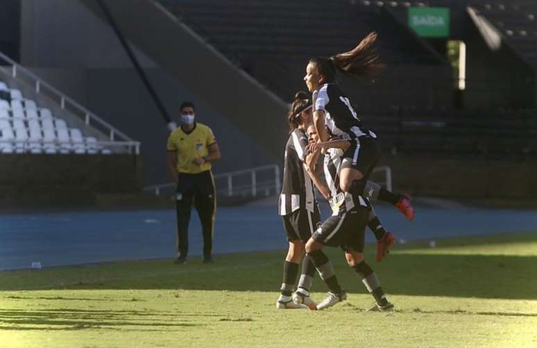 Jogadoras do Botafogo comemoram (Foto: Fábio de Paula/Botafogo)