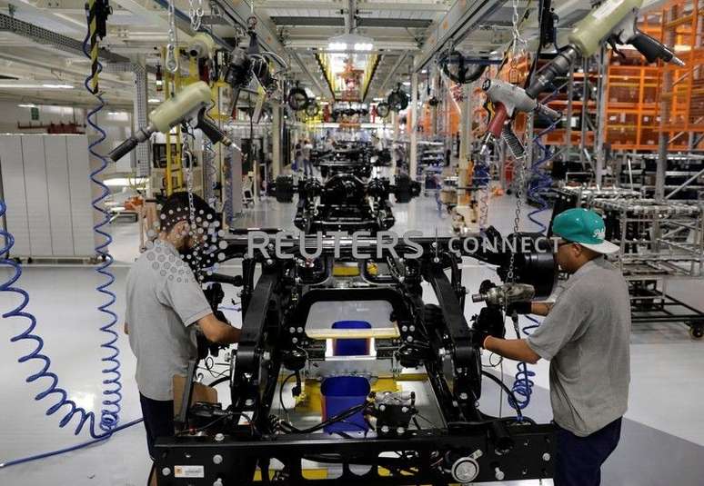 Homens trabalham em linha de montagem de caminhões da Mercedes Benz em São Bernardo do Campo, SP
27/03/2018 REUTERS/Paulo Whitaker
