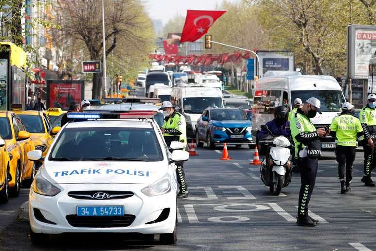 Policiais fazem blitz em Istambul durante "fechamento completo" decretado nacionalmente por causa da Covid-19
 30/4/2021 REUTERS/Murad Sezer