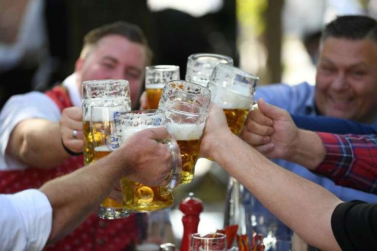 Pessoas brindam em cervejaria perto de Theresienwiese, na cidade de Munique, na Alemanha, onde a Oktoberfest teria acontecido
REUTERS/Andreas Gebert 19/09/2020