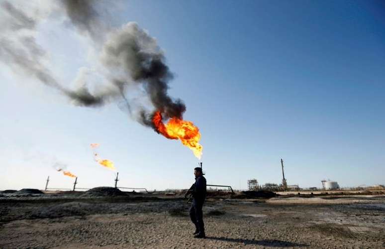 Policial em campo de petr&oacute;leo da ExxonMobil, in Basra, Iraque
9/1/2020 REUTERS/Essam al-Sudani