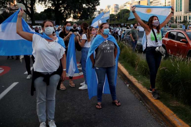 Manifestantes protestam contra medidas de lockdown em Buenos Aires
17/04/2021
REUTERS/Agustin Marcarian