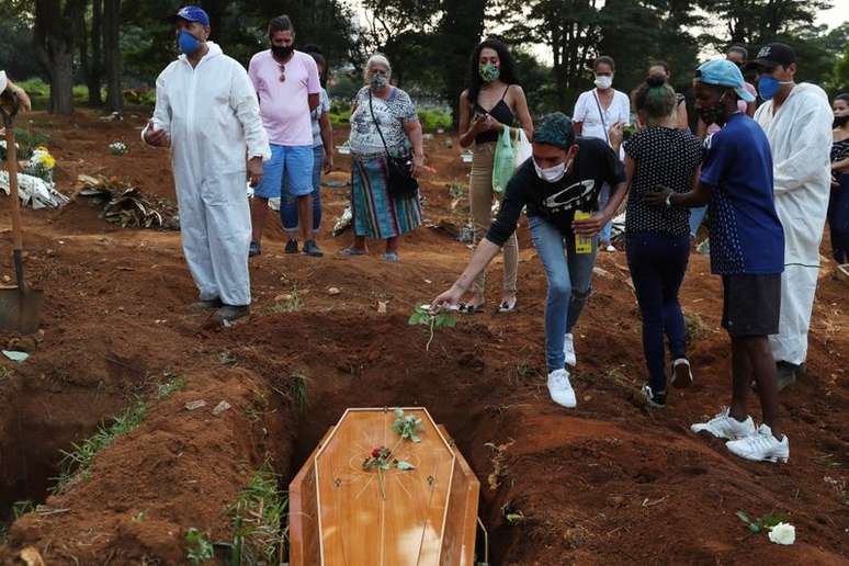 Enterro de vítima da Covid-19 no cemitério da Vila Formosa, em São Paulo (SP) 
23/03/2021
REUTERS/Amanda Perobelli