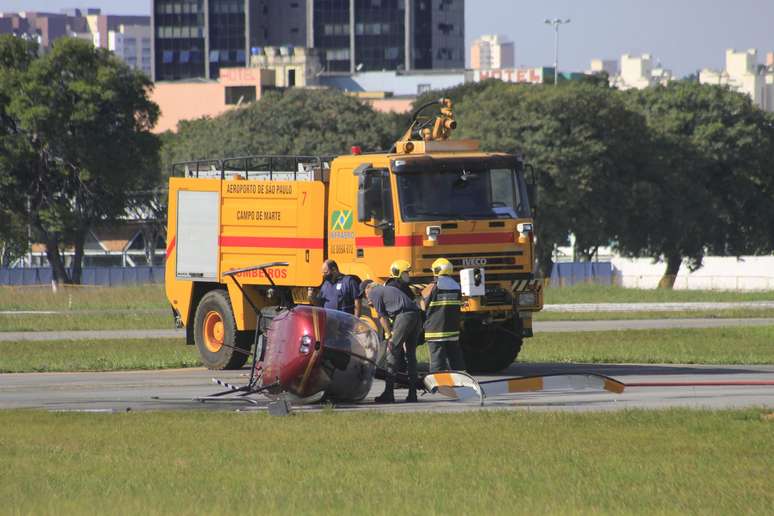 Helicóptero com duas pessoas cai na Zona Norte de São Paulo 