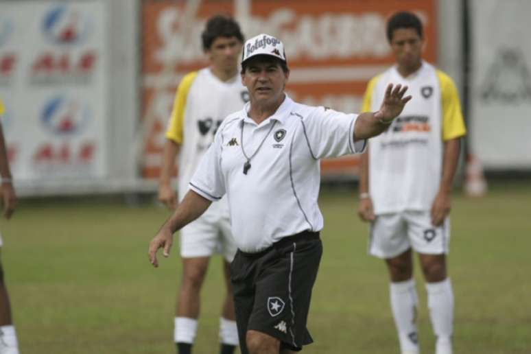 Carlos Roberto foi treinador do Botafogo (Foto: Ricardo Cassiano/Lancepress!)