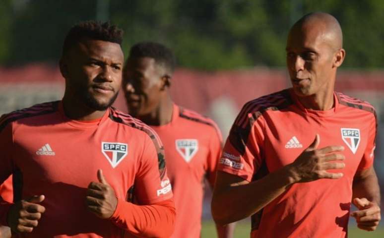 Miranda e Luan durante treino desta segunda-feira (Foto: Reprodução/ Twitter @SaoPauloFC)