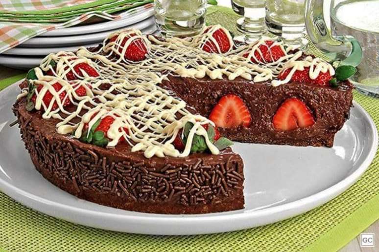 Guia da Cozinha - Torta de brigadeiro com morango fácil