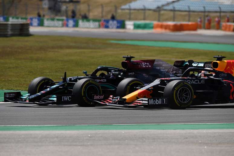 Lewis Hamilton e Max Verstappen protagonizaram mais um embate em pista 