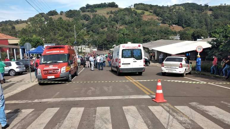 As investiga&ccedil;&otilde;es apontam que o criminoso chegou &agrave; creche pr&eacute;-inf&acirc;ncia Aquarela, de bicicleta, por volta das 10h. Ele atingiu uma professora, uma funcion&aacute;ria e alunos usando a arma branca