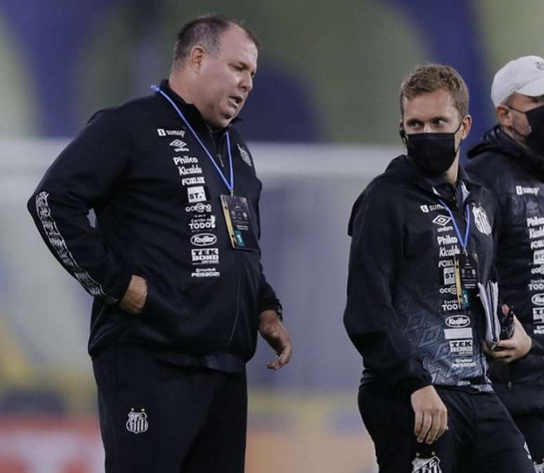 Marcelo Fernandes comanda o Santos diante do The Strongest (Foto: Juan Ignacio RONCORONI / POOL / AFP)