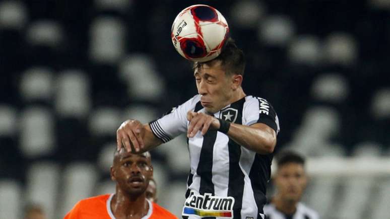 A bola sofreu no empate sem gols entre Botafogo e Nova Iguaçu (Foto: Vitor Silva/Botafogo)