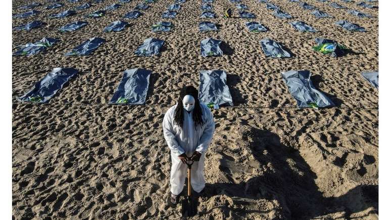 Protesto pelas 400 mil mortes da pandemia na praia de Copacabana; CPI quer identificar responsáveis por escalada de óbitos