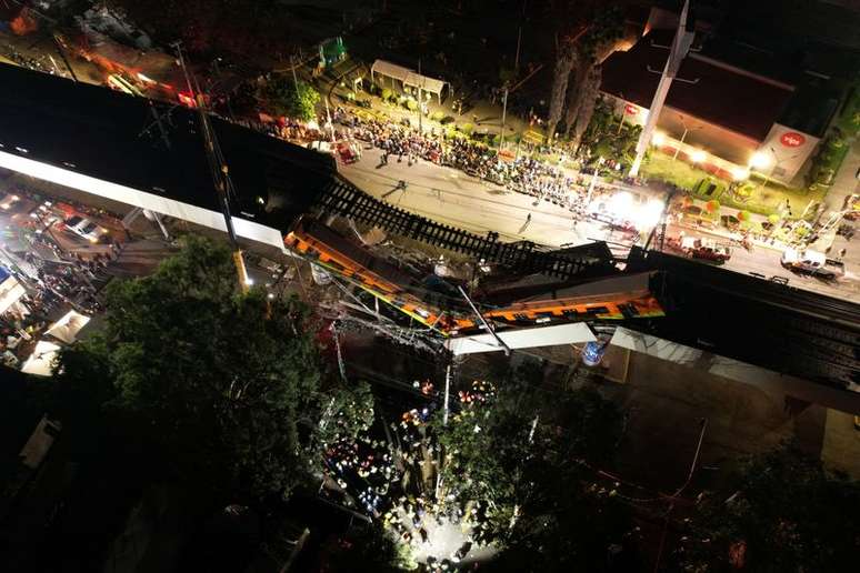 Vista dos danos causados por desabamento de viaduto do Metrô na Cidade do México
04/05/2021 INSTAGRAM @CSDRONES/via REUTERS 