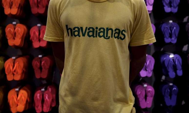 Funcion&aacute;rio usa camiseta com logo da Havaianas em loja em S&atilde;o Paulo
23/11/2015 REUTERS/Nacho Doce