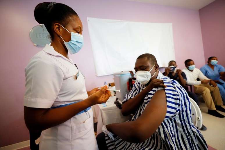 Profissional de saúde recebe vacina contra Covid-19 em Accra, em Gana
02/03/2021 REUTERS/Francis Kokoroko