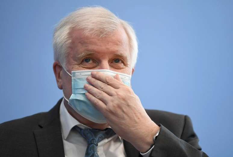 Ministro do Interior, Horst Seehofer, durante uma coletiva de imprensa sobre crimes de motiva&ccedil;&atilde;o pol&iacute;tica em Berlim, na Alemanha
04/05/2021 REUTERS/Annegret Hilse/Pool