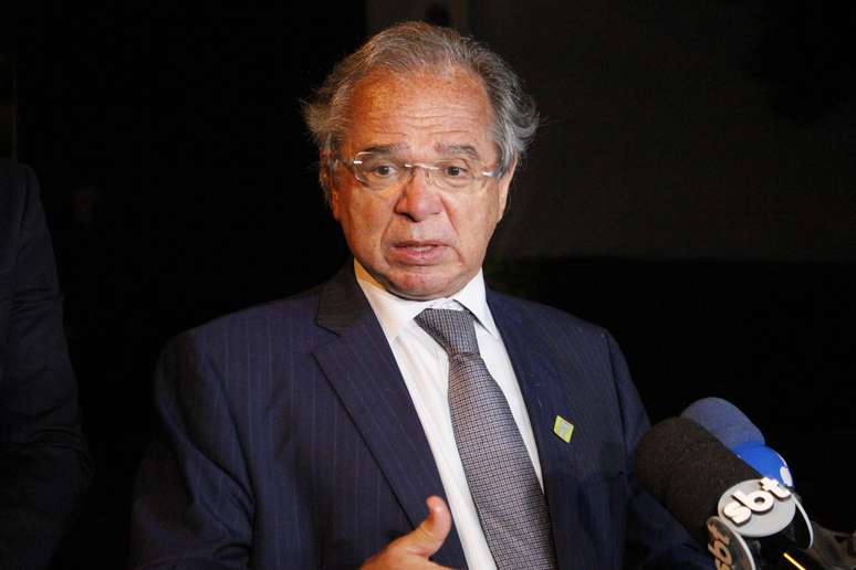Ministro Paulo Guedes concede entrevista depois do jantar com empresários 