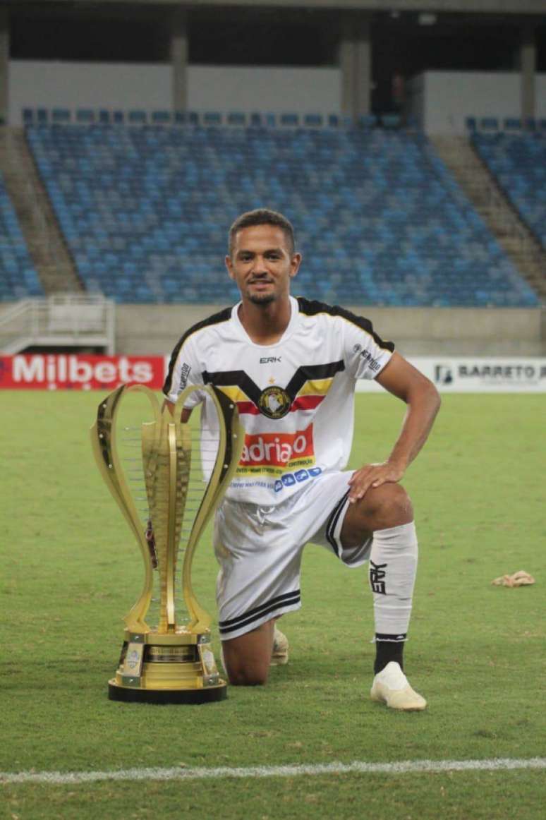 Leandrinho exibe o troféu de campeão (Foto: Divulgação / Globo FC)
