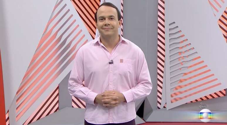 Tiago Medeiros 'fantasiado' de Gil do Vigor no 'GloboEsporte' desta segunda-feira (Reprodução / Globo)