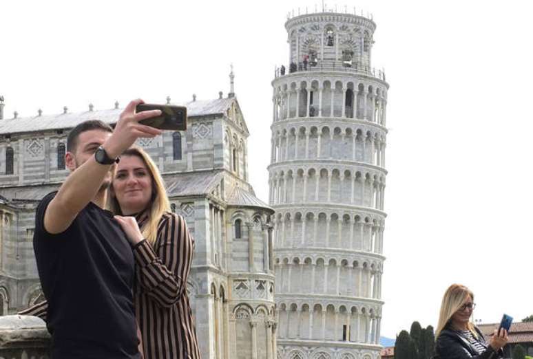 Turistas na Torre de Pisa, reaberta em 1º de maio