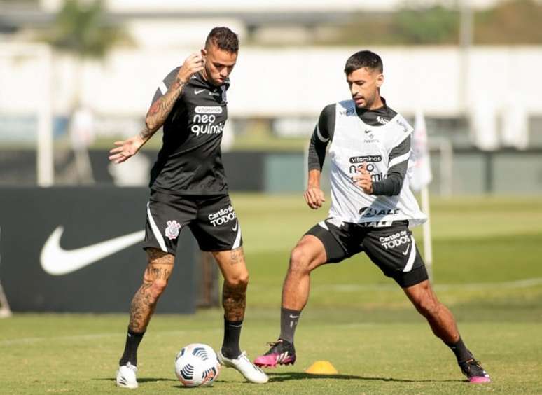 Luan e Camacho em ação no último treino no Brasil antes de viagem ao Peru (Foto: Rodrigo Coca/Ag. Corinthians)